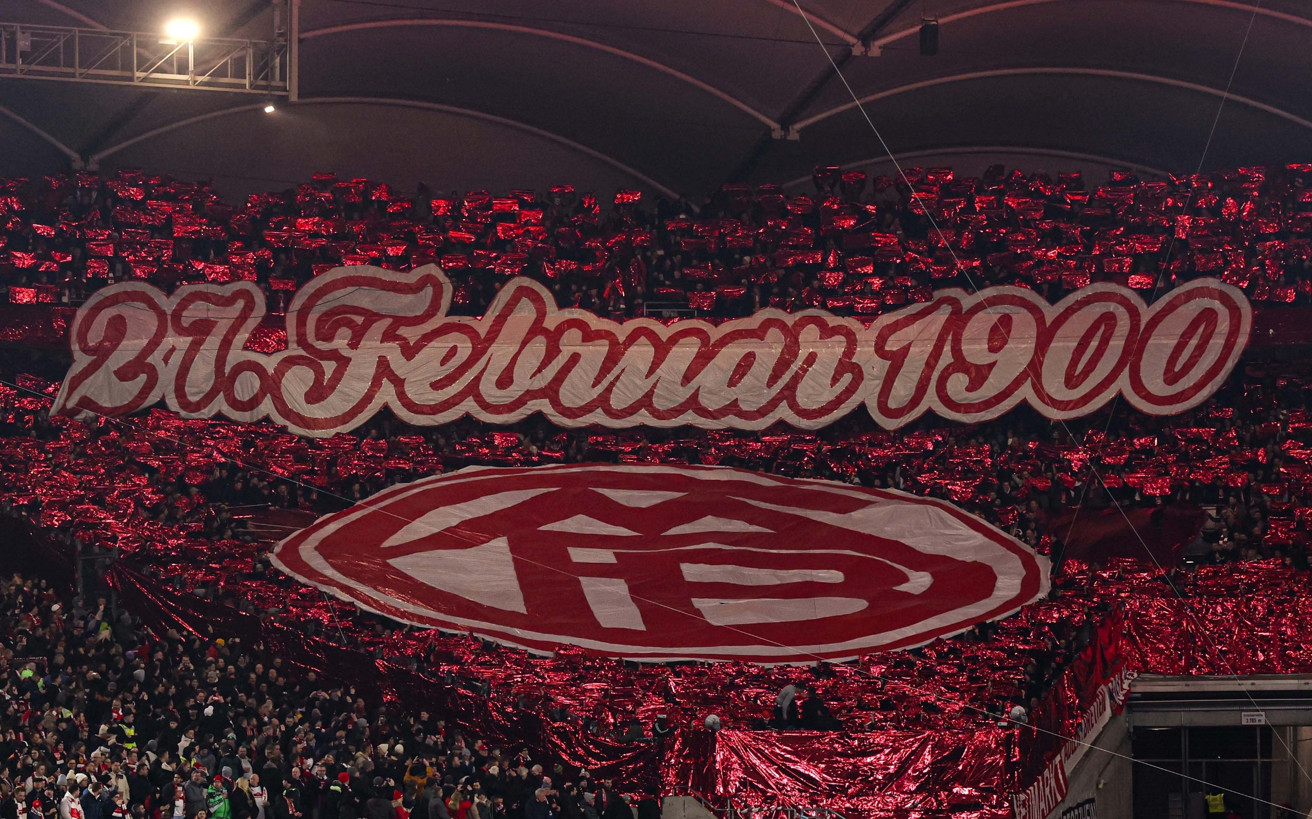 拜仁球迷在看台展示TIFO,庆祝俱乐部成立125周年